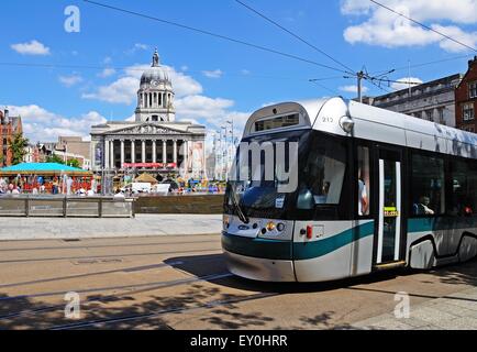 Moderno tram passando il Consiglio House conosciuto anche come il municipio nella piazza del vecchio mercato, Nottingham, Nottinghamshire, Inghilterra Foto Stock