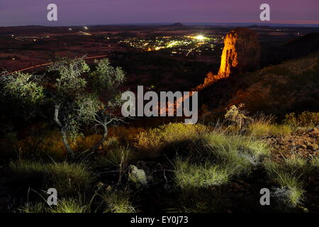 Una luce-pittura affacciato sulla roccia vergine e la città di Springsure al tramonto nel Queensland, in Australia. Foto Stock