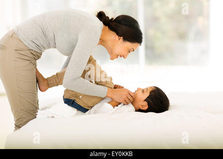 Amare giovane madre indiana si divertono con il suo piccolo figlio a casa Foto Stock