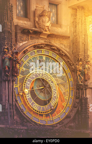 Famoso orologio astronomico in Prague Old Town Square, Turistico con Atraction Vintage retrò effetto Tono e Sinlight F Foto Stock