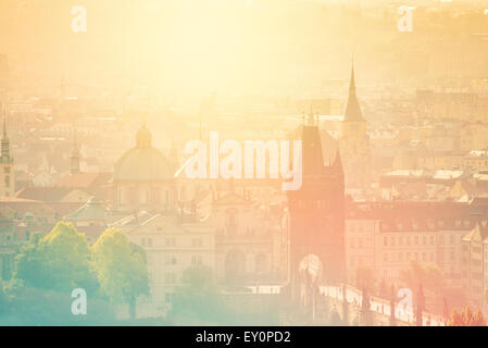 Bella vista panoramica di Praga Città Vecchia Cityscape con architettura distintiva dei punti di riferimento sullo foschia mattutina, Vintage retrò per Foto Stock
