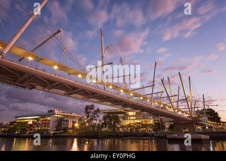 Kurilpa ponte che attraversa il fiume Brisbane. Visibile in background è la Biblioteca dello Stato del Queensland. Foto Stock