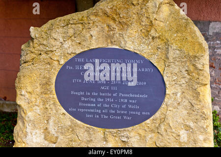 Lapide in memoria di Harry Patch - l'ultima battaglia "Tommy' della prima guerra mondiale - al di fuori del museo in pozzetti, Somerset, Inghilterra, Regno Unito Foto Stock