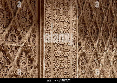 Riccamente dettagliato arabesque parete in stucco di carving, ben Youssef madrasa, Marrakech, Marocco Foto Stock