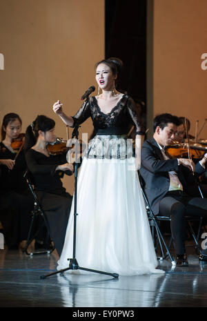 Yuxi, la Cina della provincia dello Yunnan. 18 Luglio, 2015. Il soprano Zhou Chen esegue durante un concerto a Nie Er teatro in Yuxi, a sud-ovest della Cina di Provincia di Yunnan, luglio 18, 2015. Come parte della settimana musica cinese di memorizzare il celebre compositore Nie Er, l orchestra sinfonica di Shanghai Opera House fornito una prestazione per i residenti locali. © Lyu Shuai/Xinhua/Alamy Live News Foto Stock