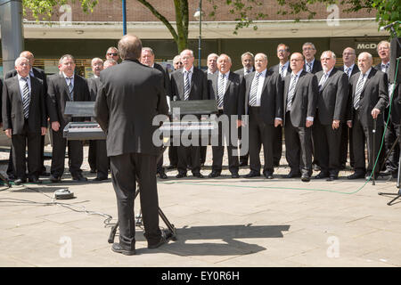 Voce maschile coro di eseguire in Piazza Castello, Swansea, West Glamorgan, South Wales, Regno Unito Foto Stock