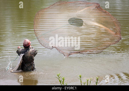 I pescatori locali sull'acqua è la pesca con tecnica tradizionale di gettare una singola rete, vicino a Las Peñitas, Nicaragua Foto Stock