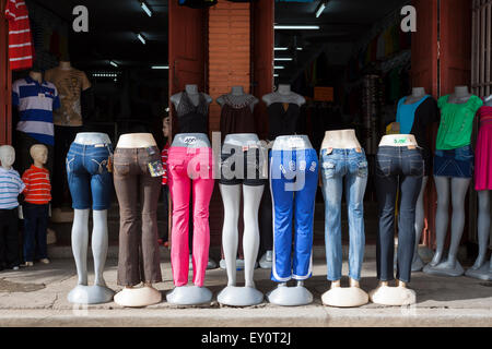 Jeans colorato su manichini nella parte anteriore del negozio di abbigliamento in León, Nicaragua Foto Stock