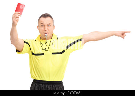 Arrabbiato arbitro di calcio che mostra un cartellino rosso e dispositivo di puntamento con la sua mano isolati su sfondo bianco Foto Stock