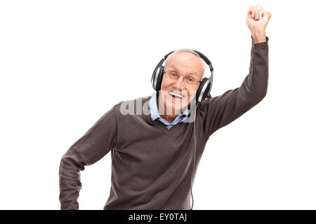 Overjoyed senior tenendo una canna e ascoltare musica su cuffie isolato su sfondo bianco Foto Stock