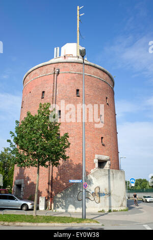 Rosso grande torre di mattoni Monaco di Baviera Germania Foto Stock