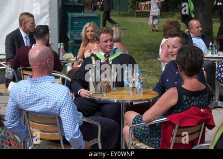 Il giorno di graduazione presso la University of Leeds uno studente laureato festeggia con la famiglia Luglio 2015 Foto Stock