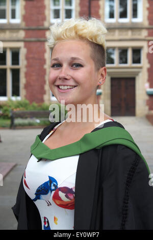 Il giorno di graduazione per la giovane studentessa si è laureato alla University of Leeds nel luglio 2015 Foto Stock