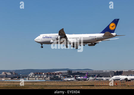 Boeing 747-400 aereo della compagnia aerea tedesca Lufthansa atterraggio all'aeroporto di Francoforte Foto Stock