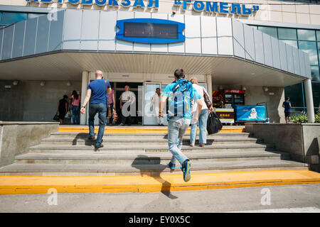 GOMEL, Bielorussia - Giugno 10, 2014: un giovane non identificato l'uomo corre su per le scale fino alla costruzione di autobus Foto Stock