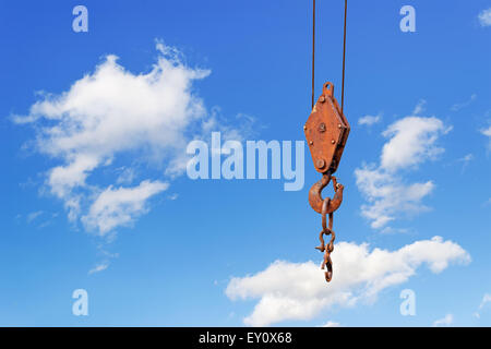 Rusty il gancio della gru con un cielo blu in backgrond Foto Stock