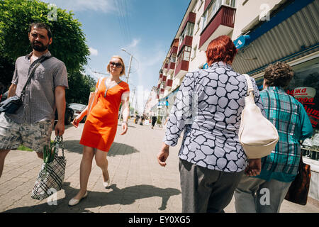GOMEL, Bielorussia - Giugno 10, 2014: un popolo non identificato a piedi la Pobedy street Foto Stock