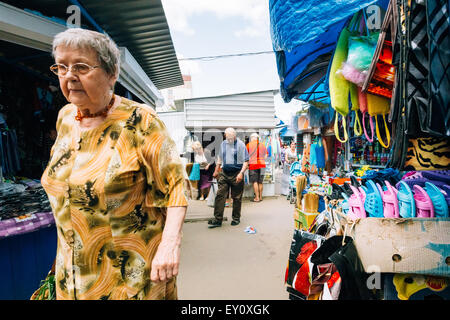 GOMEL, Bielorussia - Giugno 10, 2014: una donna non identificato è sul mercato locale Foto Stock