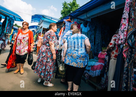 GOMEL, Bielorussia - Giugno 10, 2014: Le donne scegliere abiti sul mercato locale Foto Stock