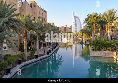 Dubai, Emirati Arabi Uniti - 08 Gennaio 2012: vista del Burj Al Arab da Madinat Jumeirah. Madinat è un resort di lusso a Dubai. Foto Stock