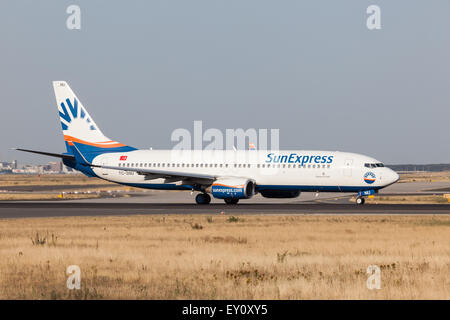 Boeing 737-800 aerei della compagnia aerea SunExpress all'aeroporto internazionale di Francoforte. Foto Stock