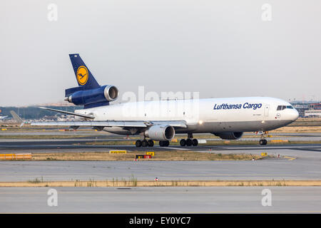 McDonnell Douglas MD-11 cargo della Lufthansa Cargo Airline presso l'Aeroporto Internazionale di Francoforte. Foto Stock