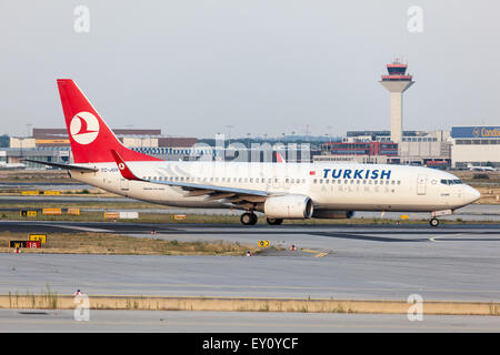 Boeing 737-800 della Turkish Airlines pronta al decollo presso l'Aeroporto Internazionale di Francoforte Foto Stock