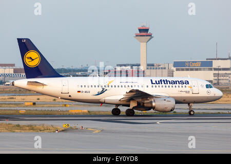 Airbus A319-100 delle compagnie aeree Lufthansa pronto al decollo presso l'Aeroporto Internazionale di Francoforte Foto Stock