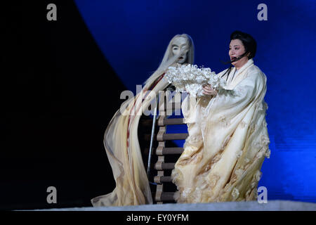 Bregenz, Austria. 17 Luglio, 2015. Il russo-nato soprano Mlada Khudoley giocando i cinesi la principessa Turandot canta nel premere mostra dell'opera "Turandot" sul palco galleggiante di Bregenz, Austria, 17 luglio 2015. La premiere del opera di Puccini sarà il 22 luglio 2015. Foto: Felix Kaestle/dpa/Alamy Live News Foto Stock