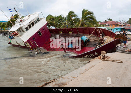 Ricerca locale a shipwreck causata dal passaggio dell uragano Ida a Big Corn Island Harbour, Nicaragua Foto Stock