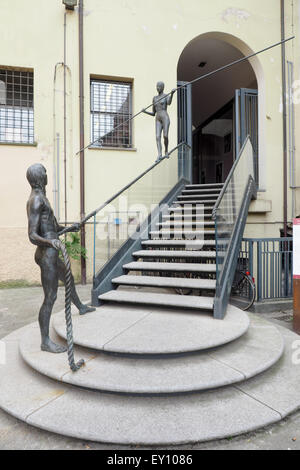 La scultura in bronzo di acrobati su scale. Foto Stock