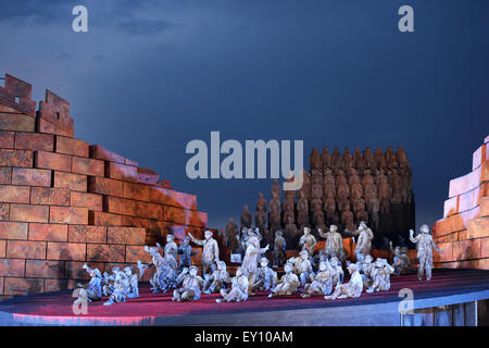 Bregenz, Austria. 17 Luglio, 2015. 205 soldato cinese di figure che rappresentano i cinesi Esercito di Terracotta nel premere mostra dell'opera "Turandot" sul palco galleggiante di Bregenz, Austria, 17 luglio 2015. La premiere del opera di Puccini sarà il 22 luglio 2015. Foto: Felix Kaestle/dpa/Alamy Live News Foto Stock