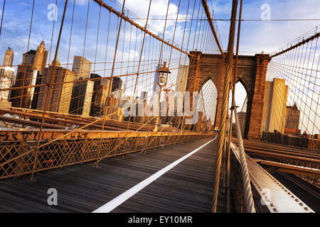 La città di New York, Stati Uniti d'America, nelle prime ore del mattino sul famoso ponte di Brooklyn Foto Stock