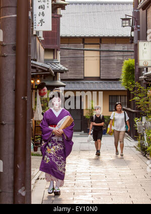 KYOTO, Giappone - luglio 6, 2015: Geisha in un modo per il suo appuntamento serale nel tradizionale quartiere di Gion a Kyoto, in Giappone. Foto Stock