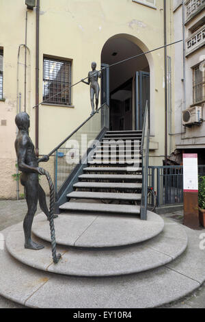 La scultura in bronzo di acrobati su scale. Foto Stock