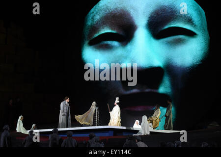 Bregenz, Austria. 17 Luglio, 2015. Il russo-nato soprano Mlada Khudoley giocando i cinesi la principessa Turandot canta nel premere mostra dell'opera "Turandot" sul palco galleggiante di Bregenz, Austria, 17 luglio 2015. La premiere del opera di Puccini sarà il 22 luglio 2015. Foto: Felix Kaestle/dpa/Alamy Live News Foto Stock