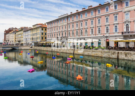 Installazione artistica nel Grand Canal, Trieste, Italia Foto Stock