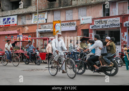 Vari veicoli di trasporto sono visti su una strada trafficata a Jaipur, Rajasthan, India. Foto Stock