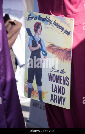 Poole, Dorset, Regno Unito. 19 Luglio, 2015. Per un sano lavoro felice unisciti alle donne dell'esercito di terra poster sul display a Poole Vintage evento nel luglio del credito: Carolyn Jenkins/Alamy Live News Foto Stock