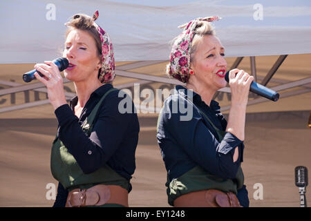 Poole evento Vintage, Poole, Dorset, Regno Unito. 19 Luglio, 2015. Il Land duo ragazze prendere un nostalgico trip down memory lane cantando canzoni dal 40s a Poole il primo evento Vintage sulla banchina. Credito: Carolyn Jenkins/Alamy Live News Foto Stock