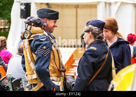 Woodhall Spa, Lincolnshire, Regno Unito. 19 Luglio, 2015. 1940's Weekend a Woodhall Spa Lincolnshire UK Inghilterra su 19/07/2015 di persone e di veicoli dalla WW1 Guerra Mondiale 1 era veterans in abito tradizionale uniforme di uniformi e costumi. Un enorme evento vintage come il sole attira le folle di revel in un giorno di vintage musica, danza, moda, cimeli, intrattenimento e automobili classiche su un 1940's tema. Essi godono di vivere la musica vintage, Classic Cars & veicoli militari, dancing visualizza & rievocazioni Credito: Tommy (Louth)/Alamy Live News Foto Stock