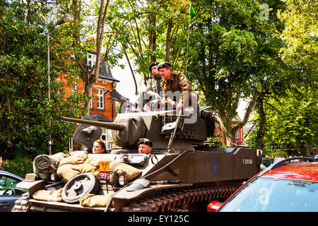 Woodhall Spa, Lincolnshire, Regno Unito. 19 Luglio, 2015. 1940's Weekend a Woodhall Spa Lincolnshire UK Inghilterra su 19/07/2015 di persone e di veicoli dalla WW1 Guerra Mondiale 1 era veterans in abito tradizionale uniforme di uniformi e costumi. Un enorme evento vintage come il sole attira le folle di revel in un giorno di vintage musica, danza, moda, cimeli, intrattenimento e automobili classiche su un 1940's tema. Essi godono di vivere la musica vintage, Classic Cars & veicoli militari, dancing visualizza & rievocazioni Credito: Tommy (Louth)/Alamy Live News Foto Stock