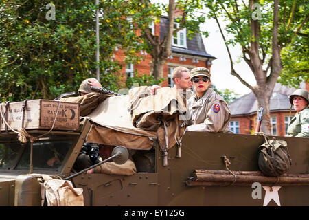 Woodhall Spa, Lincolnshire, Regno Unito. 19 Luglio, 2015. 1940's Weekend a Woodhall Spa Lincolnshire UK Inghilterra su 19/07/2015 di persone e di veicoli dalla WW1 Guerra Mondiale 1 era veterans in abito tradizionale uniforme di uniformi e costumi. Un enorme evento vintage come il sole attira le folle di revel in un giorno di vintage musica, danza, moda, cimeli, intrattenimento e automobili classiche su un 1940's tema. Essi godono di vivere la musica vintage, Classic Cars & veicoli militari, dancing visualizza & rievocazioni Credito: Tommy (Louth)/Alamy Live News Foto Stock