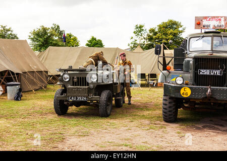 Woodhall Spa, Lincolnshire, Regno Unito. 19 Luglio, 2015. 1940's Weekend a Woodhall Spa Lincolnshire UK Inghilterra su 19/07/2015 di persone e di veicoli dalla WW1 Guerra Mondiale 1 era veterans in abito tradizionale uniforme di uniformi e costumi. Un enorme evento vintage come il sole attira le folle di revel in un giorno di vintage musica, danza, moda, cimeli, intrattenimento e automobili classiche su un 1940's tema. Essi godono di vivere la musica vintage, Classic Cars & veicoli militari, dancing visualizza & rievocazioni Credito: Tommy (Louth)/Alamy Live News Foto Stock