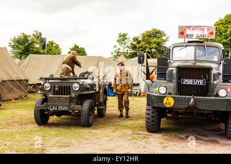 Woodhall Spa, Lincolnshire, Regno Unito. 19 Luglio, 2015. 1940's Weekend a Woodhall Spa Lincolnshire UK Inghilterra su 19/07/2015 di persone e di veicoli dalla WW1 Guerra Mondiale 1 era veterans in abito tradizionale uniforme di uniformi e costumi. Un enorme evento vintage come il sole attira le folle di revel in un giorno di vintage musica, danza, moda, cimeli, intrattenimento e automobili classiche su un 1940's tema. Essi godono di vivere la musica vintage, Classic Cars & veicoli militari, dancing visualizza & rievocazioni Credito: Tommy (Louth)/Alamy Live News Foto Stock