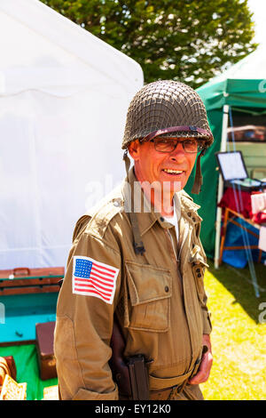 Woodhall Spa, Lincolnshire, Regno Unito. 19 Luglio, 2015. 1940's Weekend a Woodhall Spa Lincolnshire UK Inghilterra su 19/07/2015 di persone e di veicoli dalla WW1 Guerra Mondiale 1 era veterans in abito tradizionale uniforme di uniformi e costumi. Un enorme evento vintage come il sole attira le folle di revel in un giorno di vintage musica, danza, moda, cimeli, intrattenimento e automobili classiche su un 1940's tema. Essi godono di vivere la musica vintage, Classic Cars & veicoli militari, dancing visualizza & rievocazioni Credito: Tommy (Louth)/Alamy Live News Foto Stock