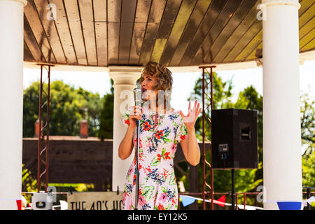 Woodhall Spa, Lincolnshire, Regno Unito. 19 Luglio, 2015. 1940's Weekend a Woodhall Spa Lincolnshire UK Inghilterra su 19/07/2015 di persone e di veicoli dalla WW1 Guerra Mondiale 1 era veterans in abito tradizionale uniforme di uniformi e costumi. Un enorme evento vintage come il sole attira le folle di revel in un giorno di vintage musica, danza, moda, cimeli, intrattenimento e automobili classiche su un 1940's tema. Essi godono di vivere la musica vintage, Classic Cars & veicoli militari, dancing visualizza & rievocazioni Credito: Tommy (Louth)/Alamy Live News Foto Stock