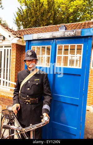 Woodhall Spa, Lincolnshire, Regno Unito. 19 Luglio, 2015. 1940's Weekend a Woodhall Spa Lincolnshire UK Inghilterra su 19/07/2015 di persone e di veicoli dalla WW1 Guerra Mondiale 1 era veterans in abito tradizionale uniforme di uniformi e costumi. Un enorme evento vintage come il sole attira le folle di revel in un giorno di vintage musica, danza, moda, cimeli, intrattenimento e automobili classiche su un 1940's tema. Essi godono di vivere la musica vintage, Classic Cars & veicoli militari, dancing visualizza & rievocazioni Credito: Tommy (Louth)/Alamy Live News Foto Stock