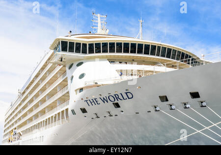 MS il mondo, una proprietà privata la nave di crociera ancorato nel porto di Trieste, Italia Foto Stock