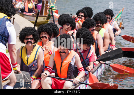 Poole, Dorset, Regno Unito. 19 luglio 2015. La folla si presenta per sostenere la Poole Dragon Boat Race, la Poole Dragon Boat Racing, sul lago nautico del Poole Park, ospitata da Charity Plus & Poole Hospital. Crediti: Carolyn Jenkins/Alamy Live News Foto Stock